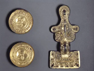 Um par de broches de disco e um broche de cabeça quadrada, encontrados em Fairford, Gloucestershire, anglo-saxão, do século 5 a 6 (liga de cobre dourada)